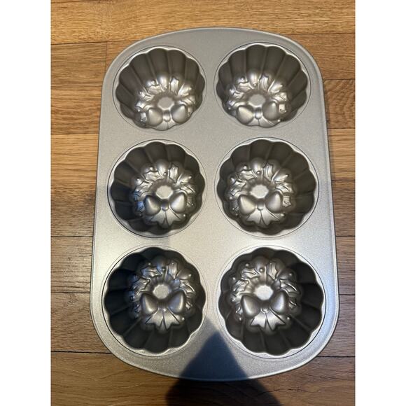 Holiday Wreath Mini Bundt Cake Pan 6-Cavity Bow Design Nonstick - Picture 2 of 2